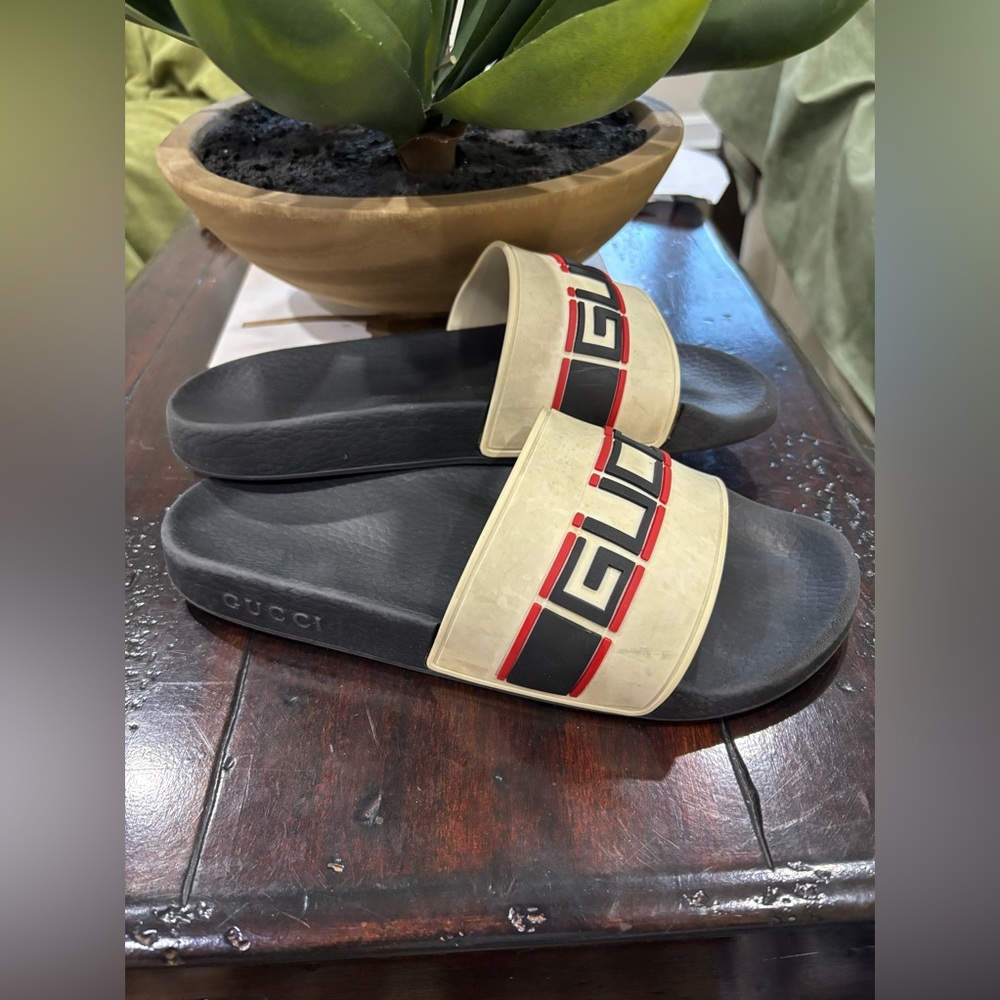 Gucci Men’s White & Black Stripe Rubber Slide Sandal - Picture 3 of 6